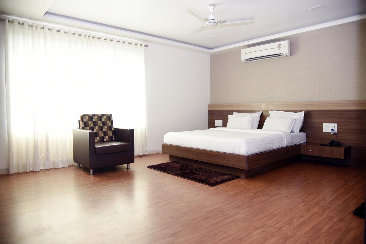 Hotel Oyo 10672 Riviera 3*