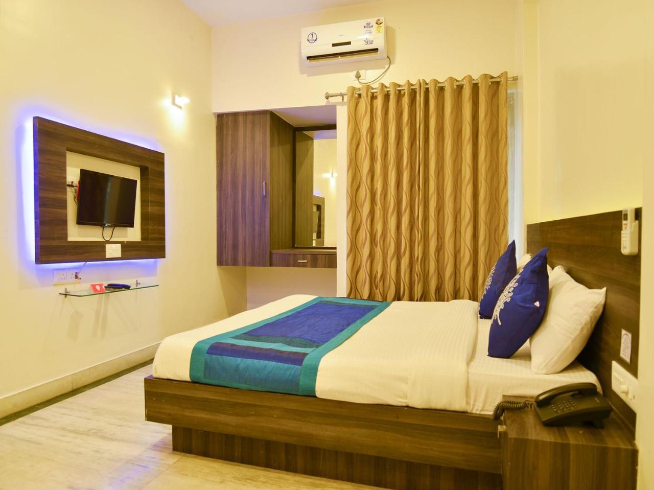Hotel Oyo 4448 Suresh Plaza Nashik