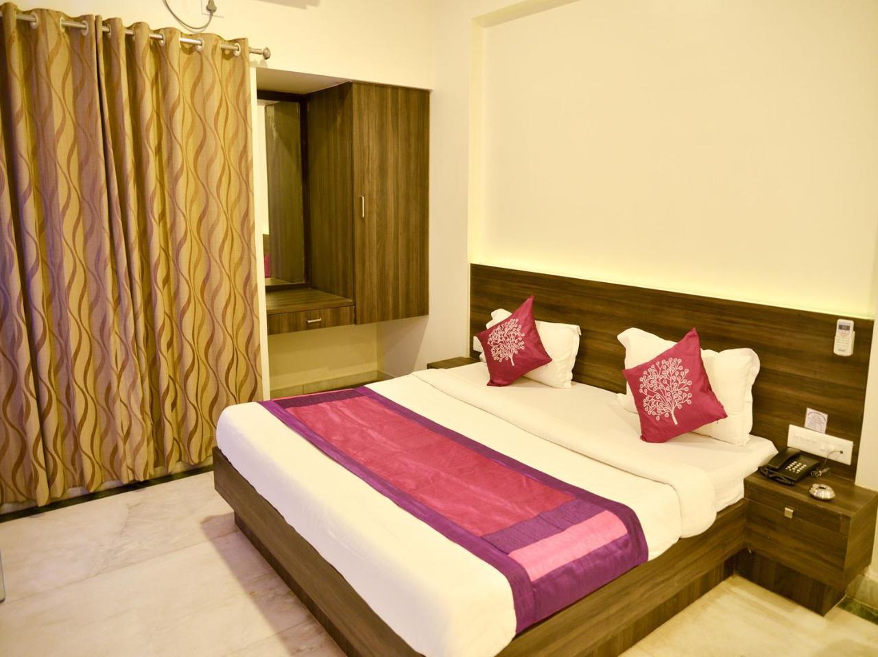 Hotel Oyo 4448 Suresh Plaza