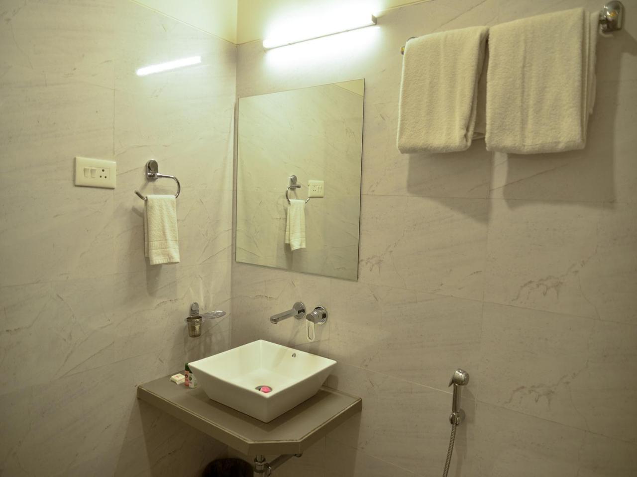 Hotel Oyo 4448 Suresh Plaza