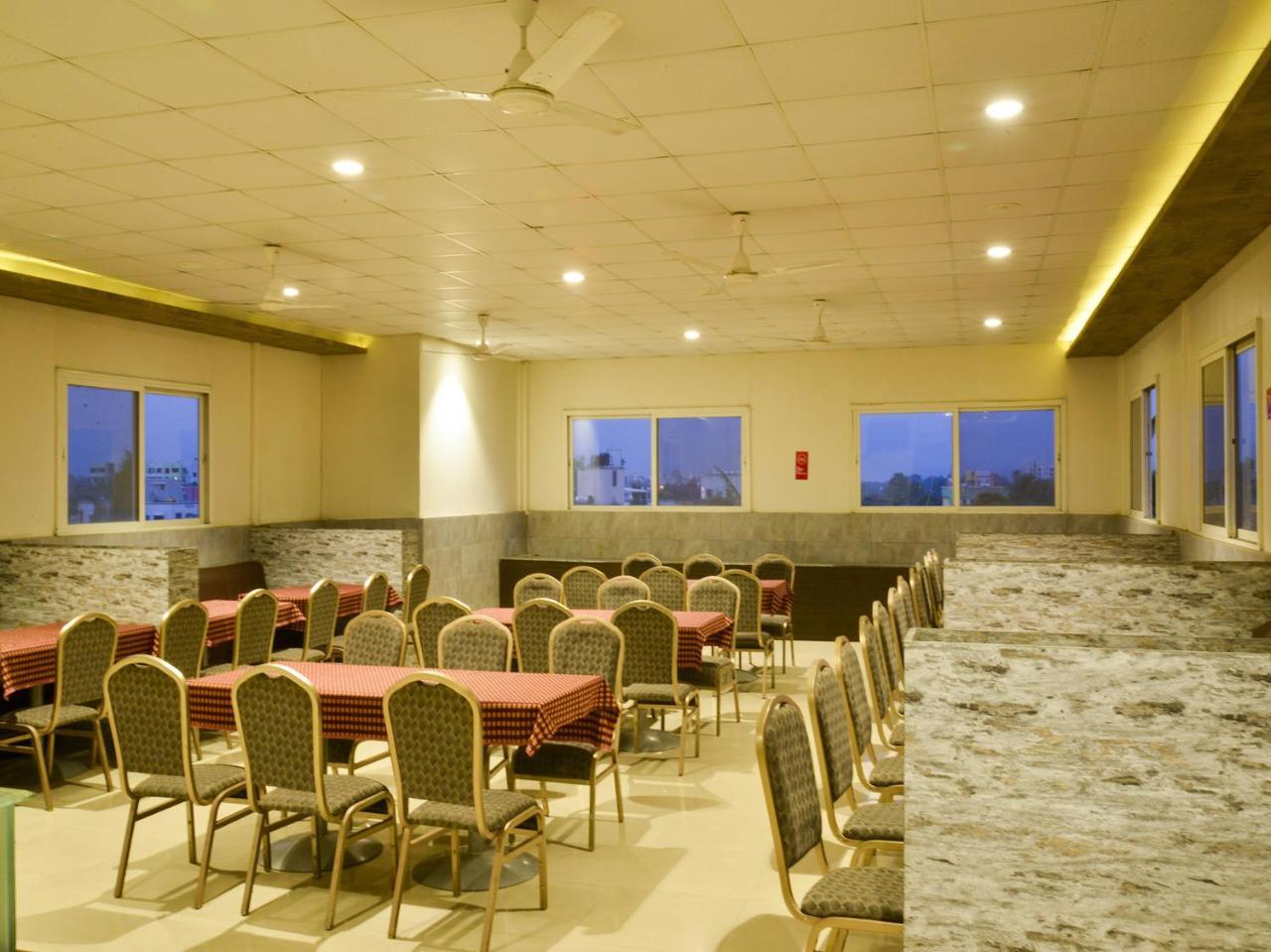 Oyo 4448 Suresh Plaza 3*
