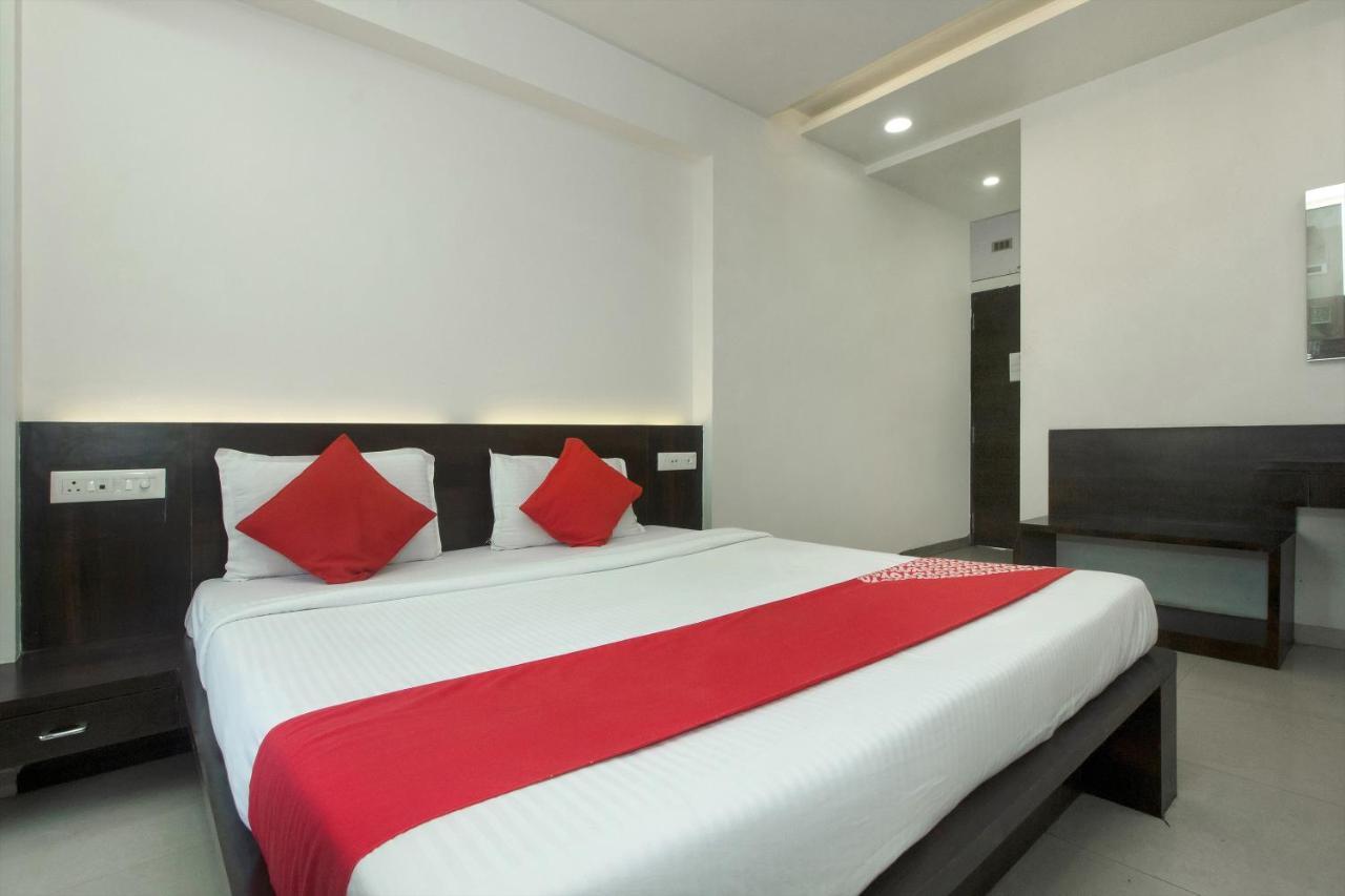 Hotel Oyo 4448 Suresh Plaza Nashik