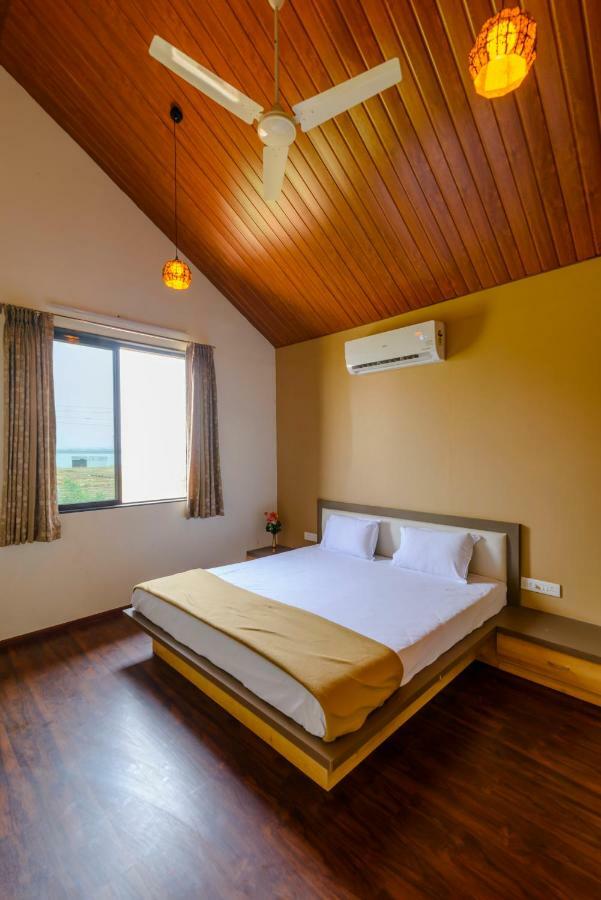 Lake View Holiday Near Sula Wine Yard With 3 Bdrms Holiday home *