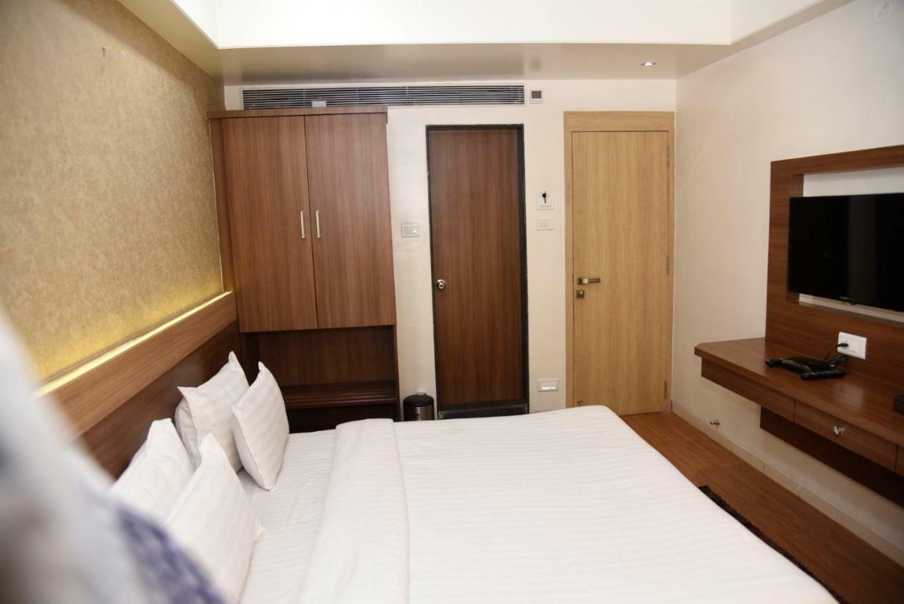 Renovos Riviera Hotel