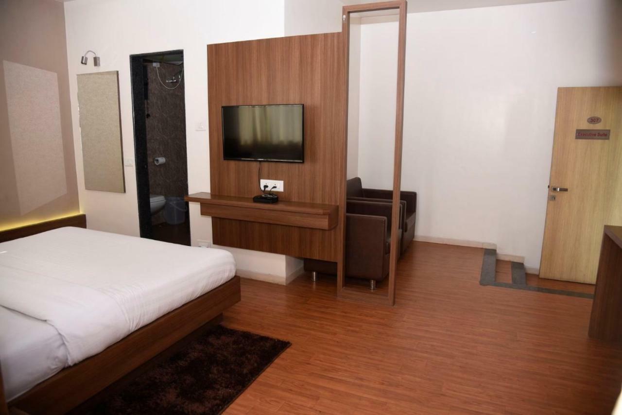 Renovos Riviera Hotel