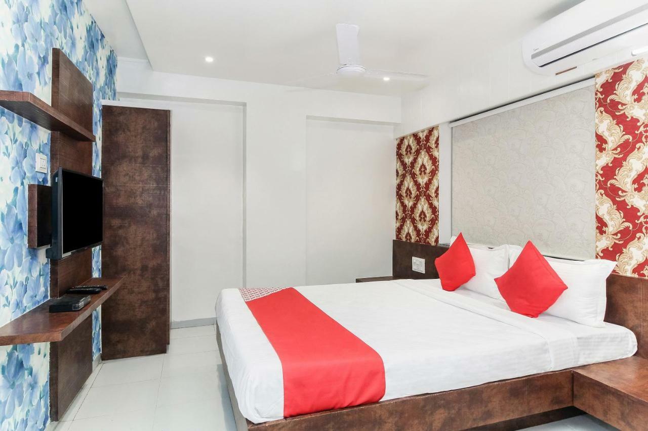 Oyo Flagship 22650 Ashirwad Hotel 3*