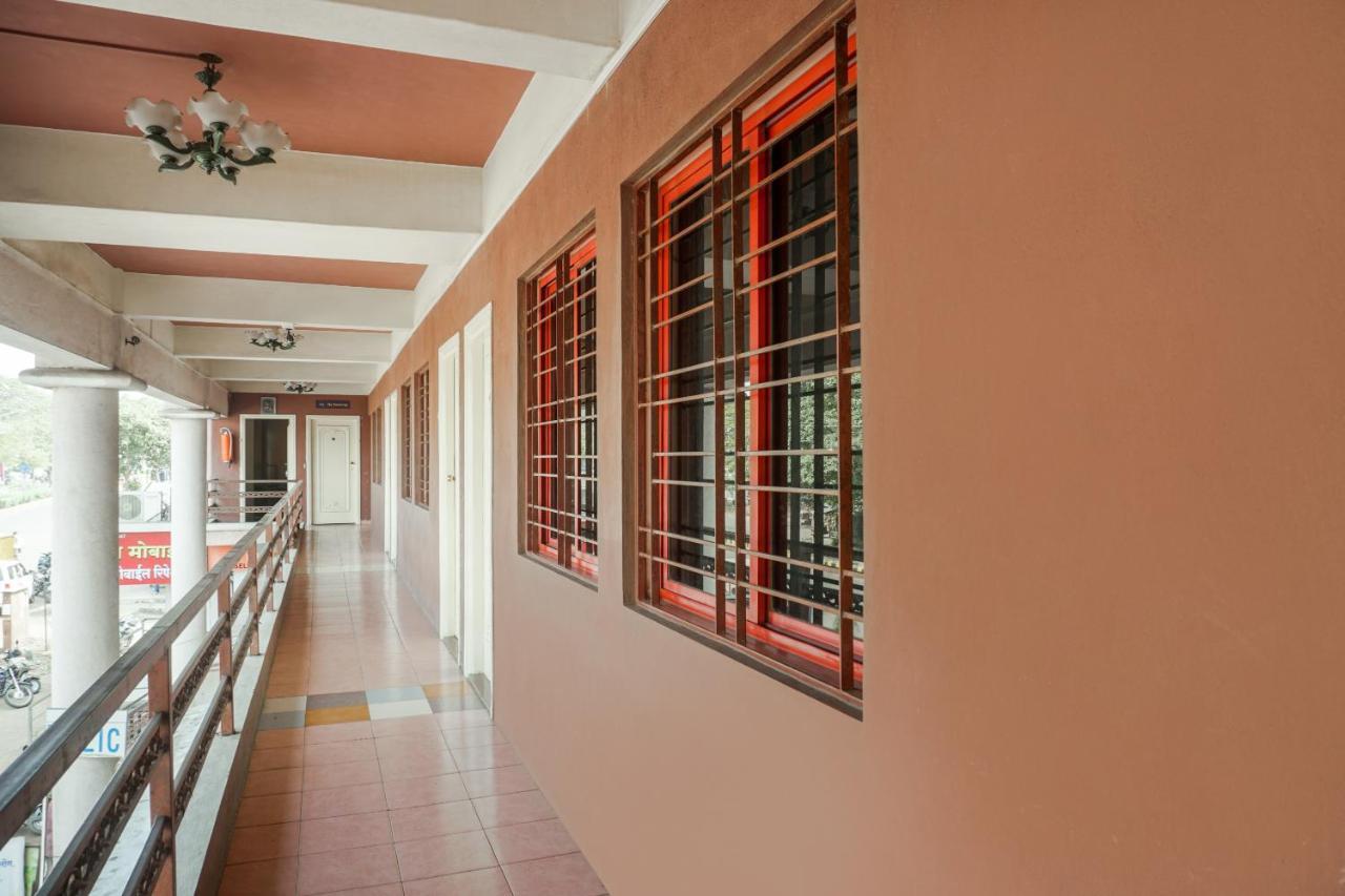 Spot On 48335 Kuber Hotel